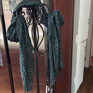 ✨NWT Cejon Green Textured Scarf Wrap✨